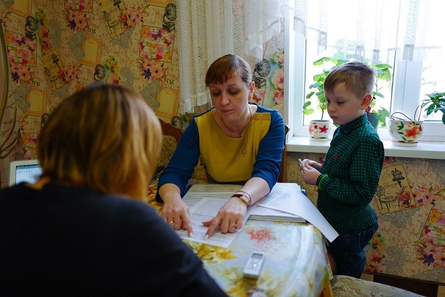 «Мы чувствуем, что нам хотят помочь»: мама Трофима со СМА рассказала о лечении