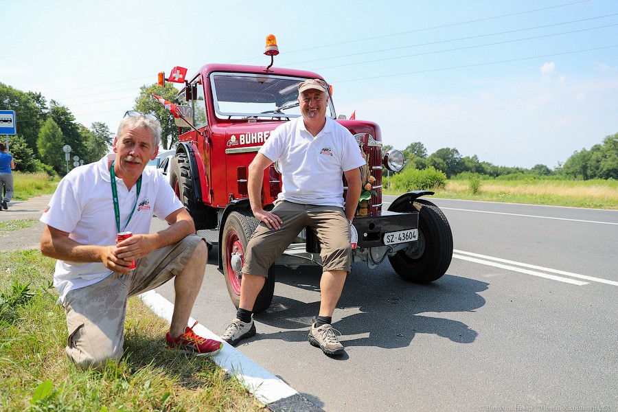 Zwei vodka!: интервью болельщиков, приехавших из Швейцарии на тракторе