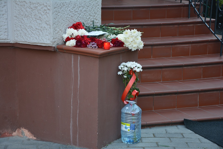 У белорусского консульства в Калининграде возложили цветы (фото)