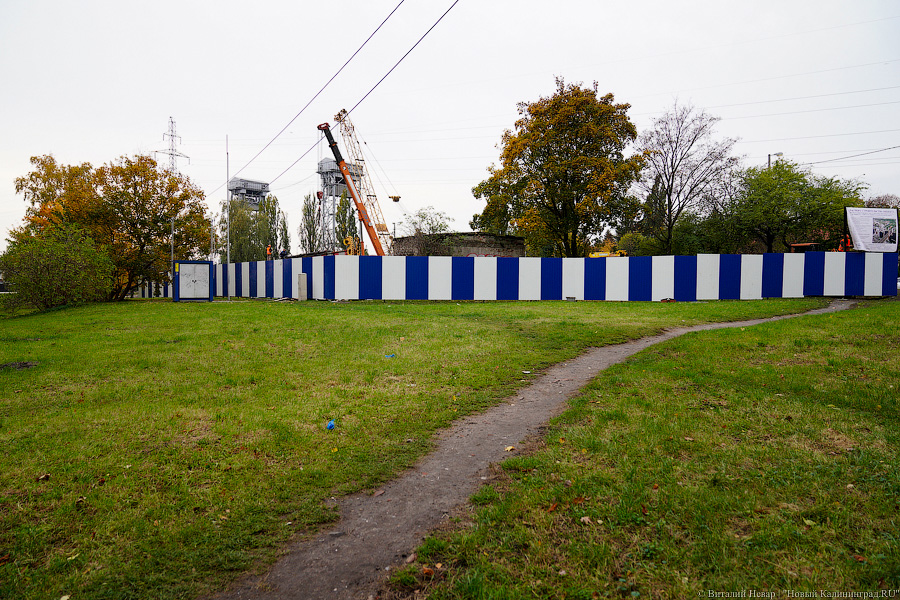 «Право имеем»: рядом с немецким домом на ул. Галицкого начали устанавливать забор