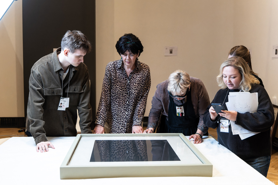 В Калининград прибыл «Чёрный квадрат»: как прошла распаковка картины Малевича (фото)