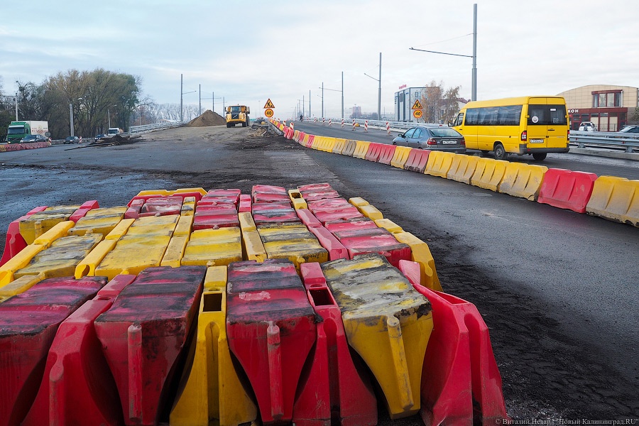 Наполовину открыто: путепровод на Московском начал пропускать автотраснпорт