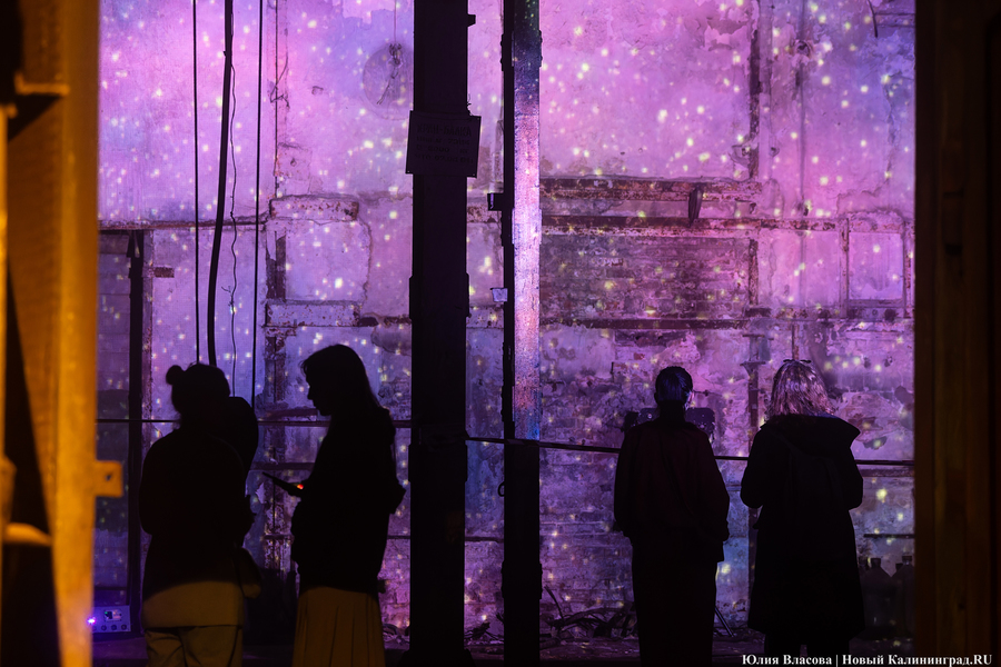 Индустриальные смыслы «Смены»: как прошёл фестиваль света в Кузнечном цехе (фото)