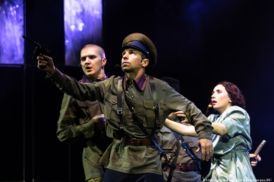 «Профессия — Родину защищать»: в музтеатре Калининграда поставили легендарных «Офицеров» (фото)