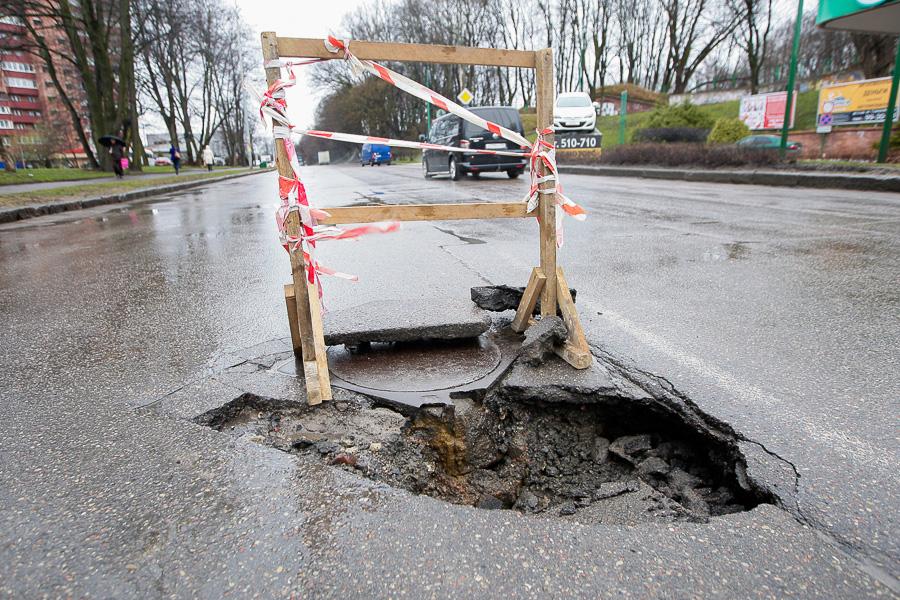 раннее летнее утро. провалилась дорога. карстовая воронка в нижегородской области. озеро чваниха в медведском бору кировская область. карстовая воронка в ленинградской области.