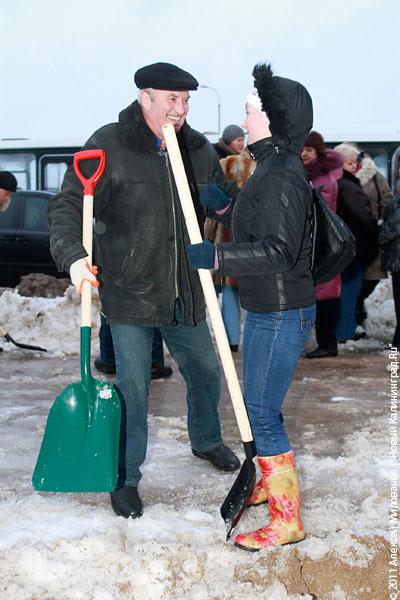 "В руки - лопаты": фоторепортаж "Нового Калининграда.Ru"