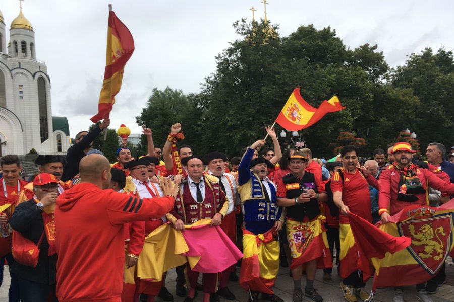 Viva Espana: болельщики устроили представление в центре Калининграда (видео)