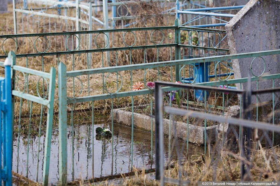 На родине Цуканова в пос. Липово тонет кладбище (+фото)