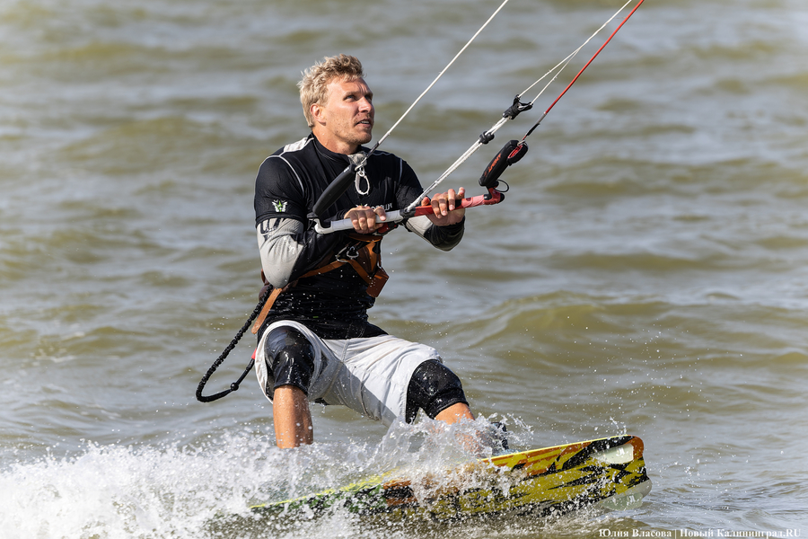 По воде против ветра: на Куршском заливе соревновались под кайтом и с крылом (фото)