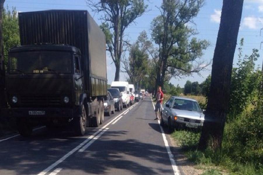 На трассе «Калининград — Балтийск» образовалась большая пробка из-за ДТП (фото)