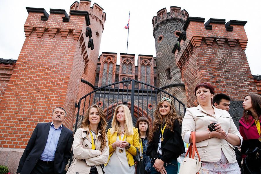 Петр, медали и штурвал: как прошел губернаторский бал для калининградских выпускников