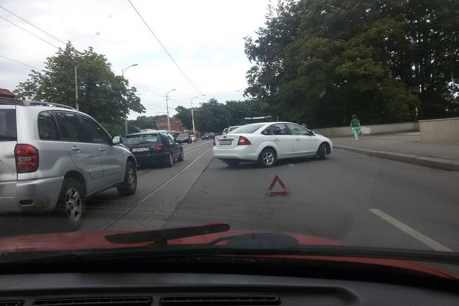 В центре Калининграда столкнулись два автомобиля, образовалась пробка (фото)