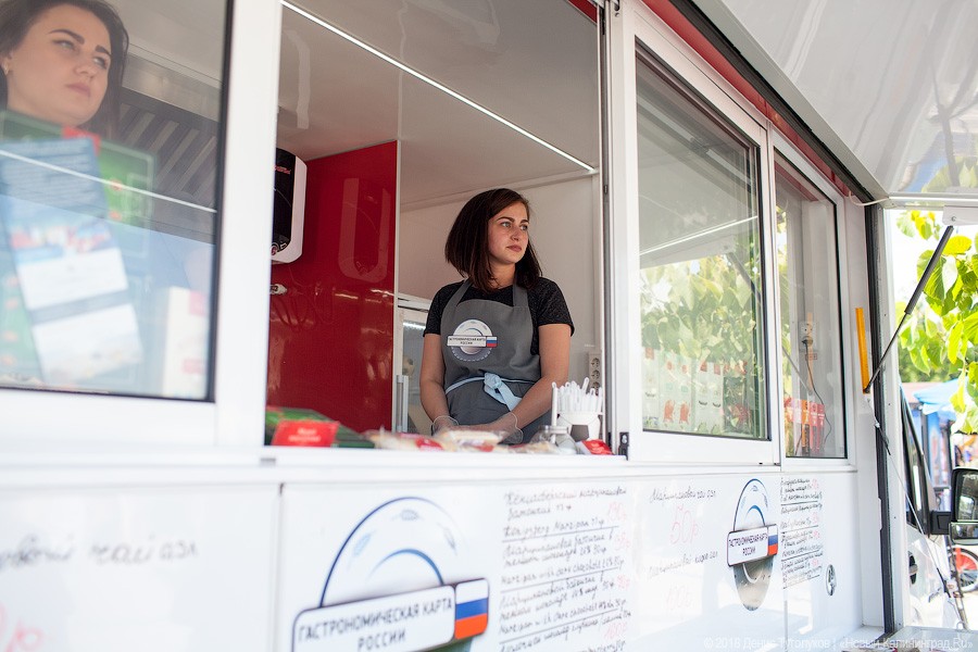 Клопс на колёсах: как прошёл фестиваль фудтраков на Верхнем озере  