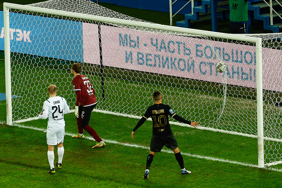 VAR в помощь: «Балтика» крупно обыграла «Чайку» и впервые вышла в 1/4 финала Кубка России (фото)