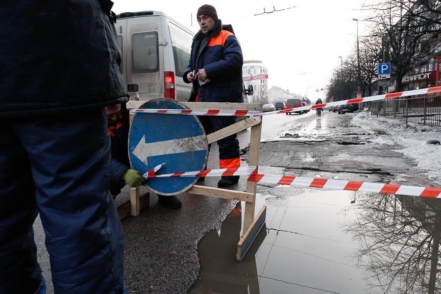 Дорога и пустота: на Ленпроспекте асфальт не выдержал нагрузки (фото)