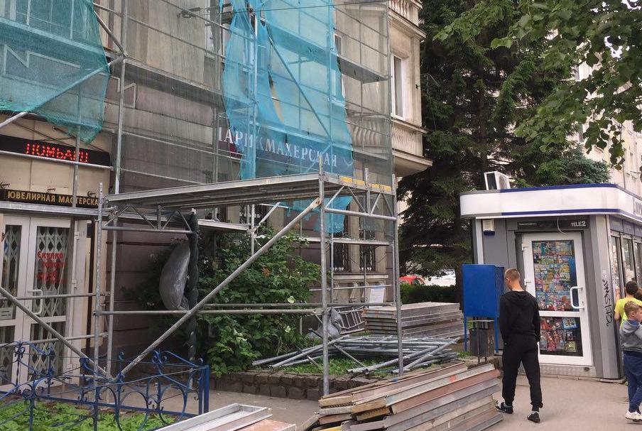 Возле автобусной остановки на проспекте Мира упали строительные леса