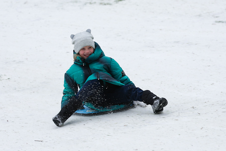 Полет на санках: как в Центральном парке Калининграда с горки катаются (фото)