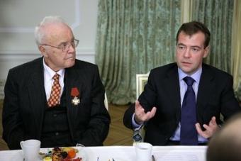 Медведев не намерен повышать пенсионный возраст