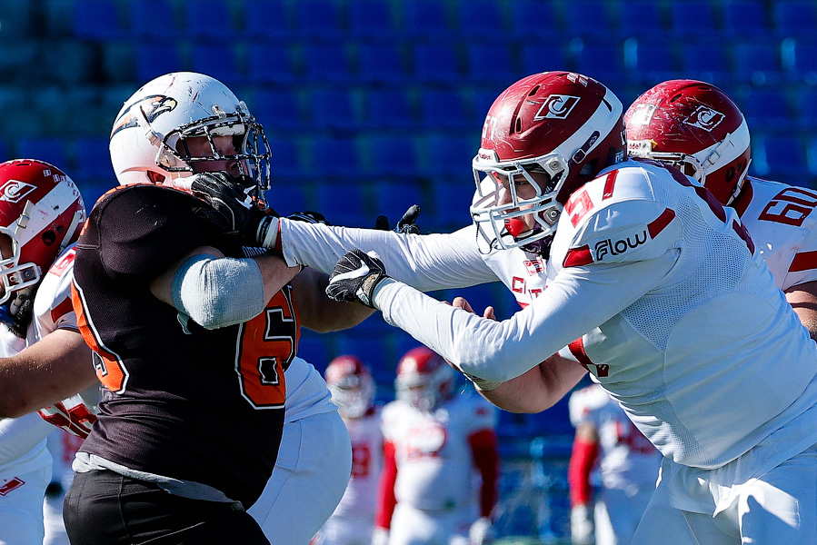 Пролёт «Ястребов»: как в Калининграде сыграли в американский футбол (фото)