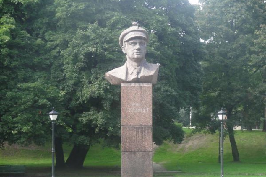 Горвласти ищут подрядчика для ремонта бюста Эрнста Тельмана за 2,4 млн рублей