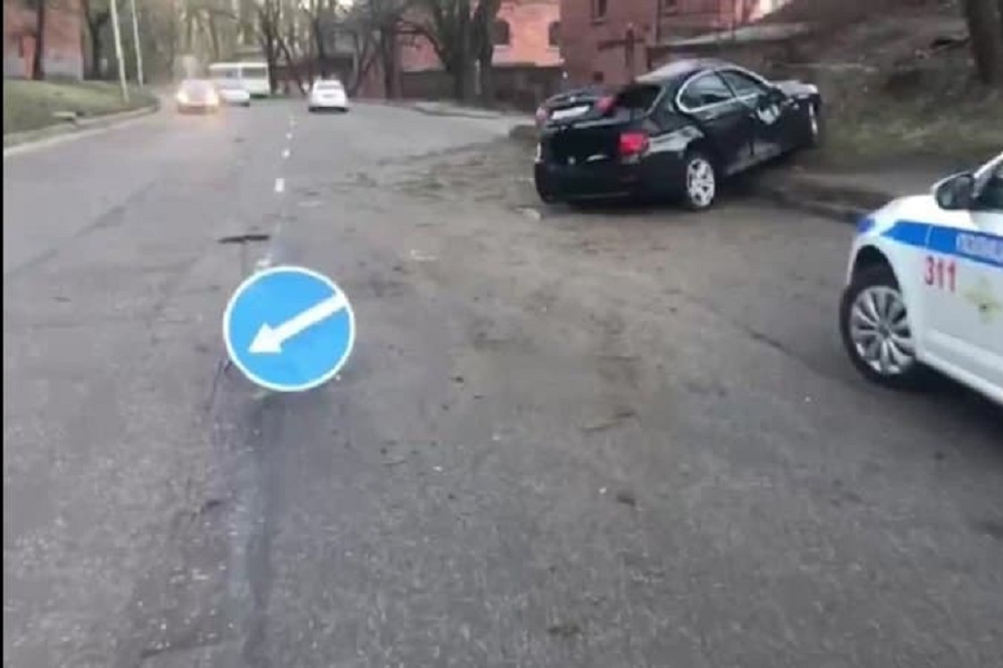 В Калининграде нетрезвый водитель врезался в дерево  на Литовском валу (фото)