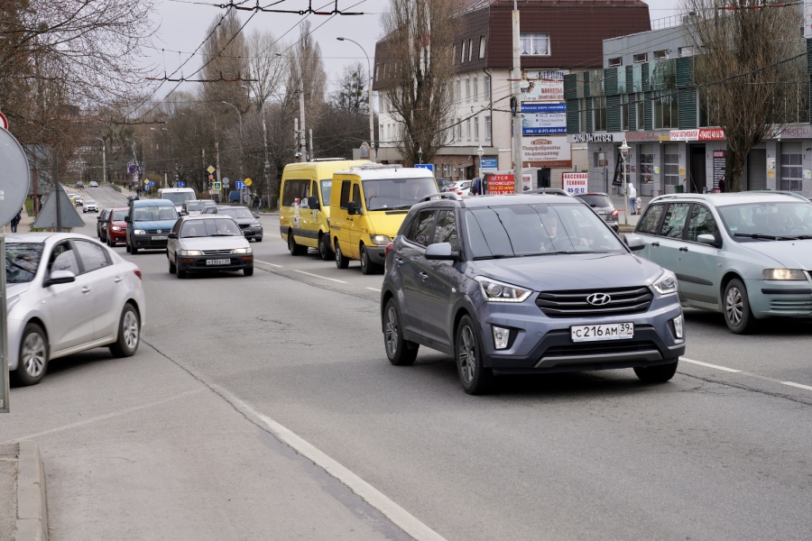 «Надоело „хыдыщкаться“ по стыкам»: на Киевской начался ремонт «оранжевого» моста (фото)