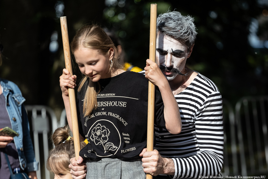 Это просто цирк какой-то: фестиваль «Башня» запустил уличную программу на «Балтике» (фото)