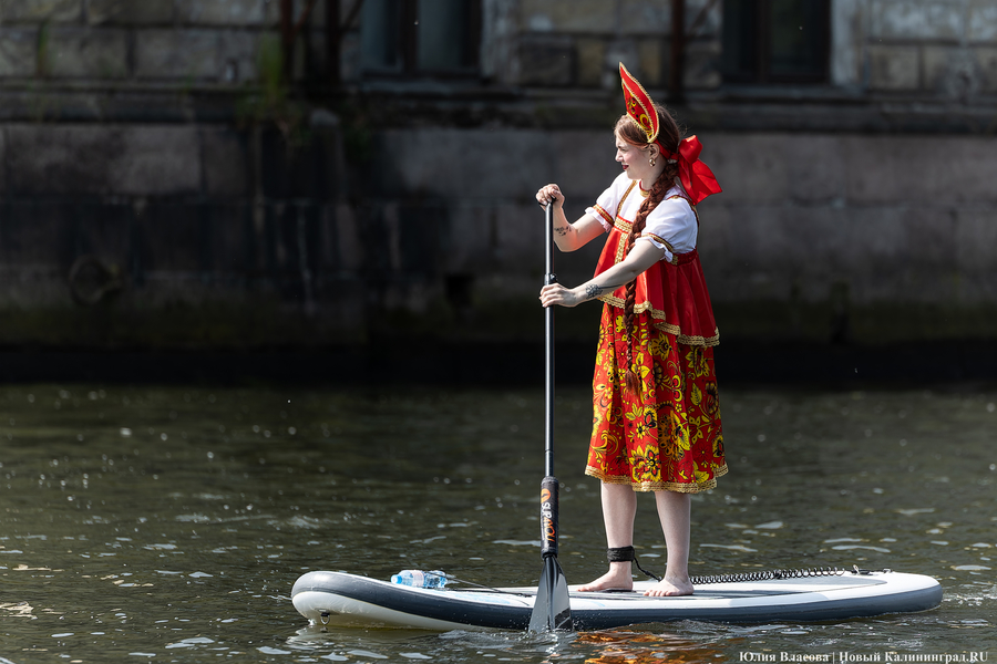 Царевны и богатыри на сапах: как в Калининграде прошёл костюмированный заплыв (фото)
