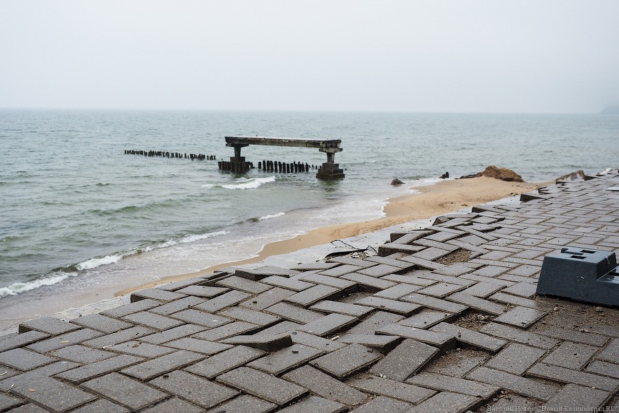 Обломки прошлого: как в Светлогорске разбирают старый променад (фото)