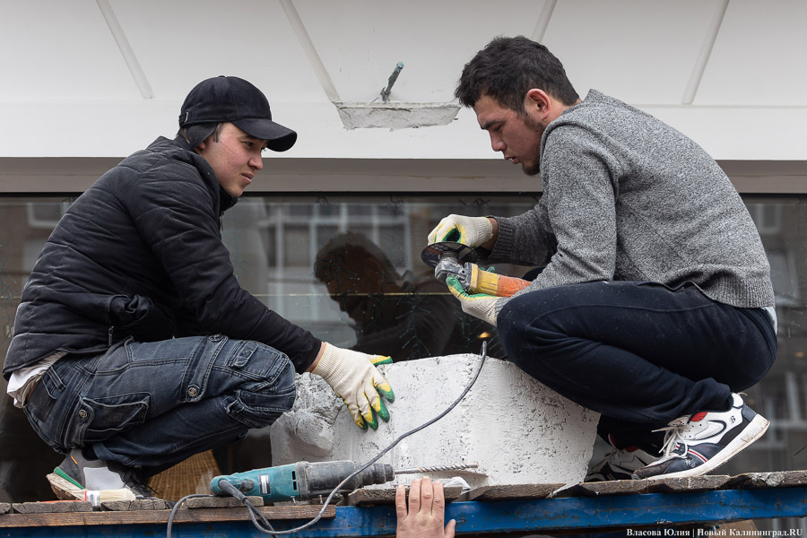 История в фибробетоне: на проспекте Мира установили горельефы первых переселенцев (фото)