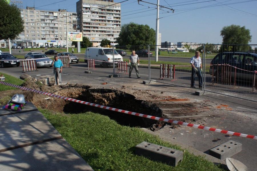 «Врата в преисподнюю»: фоторепортаж с места провала асфальта на Шевченко