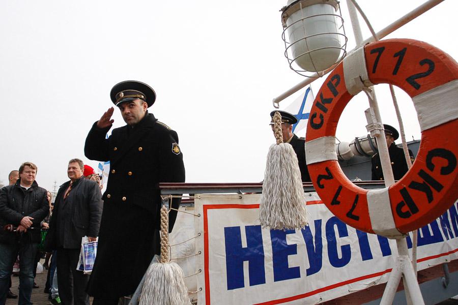 «Неустрашимый» со взбитыми сливками: боевой корабль вернулся из похода к берегам Сомали