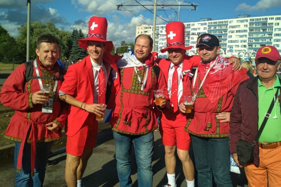 Альпийские санта-клаусы: как швейцарцы готовились к матчу с Сербией (видео)