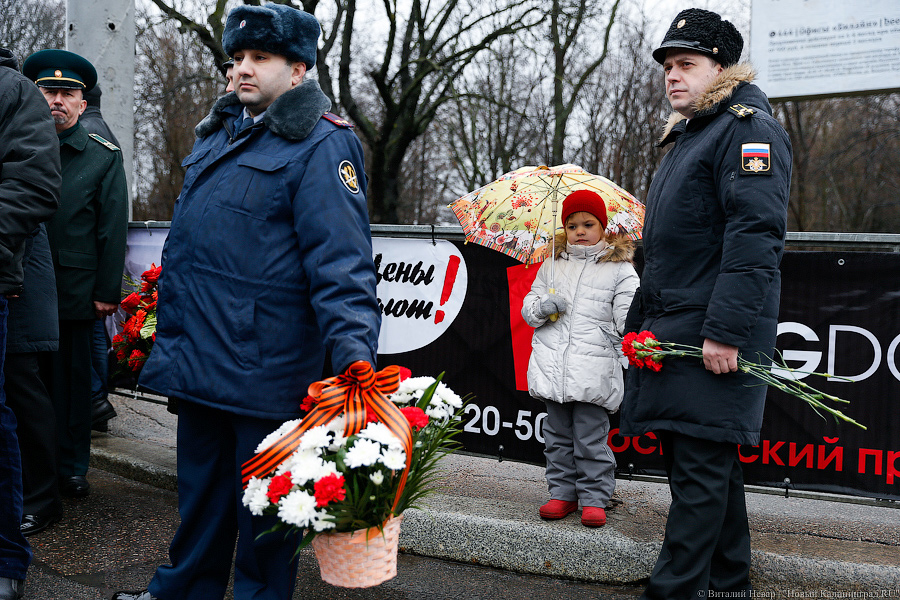  Лица защитников: как калининградские ВИПы возлагали цветы