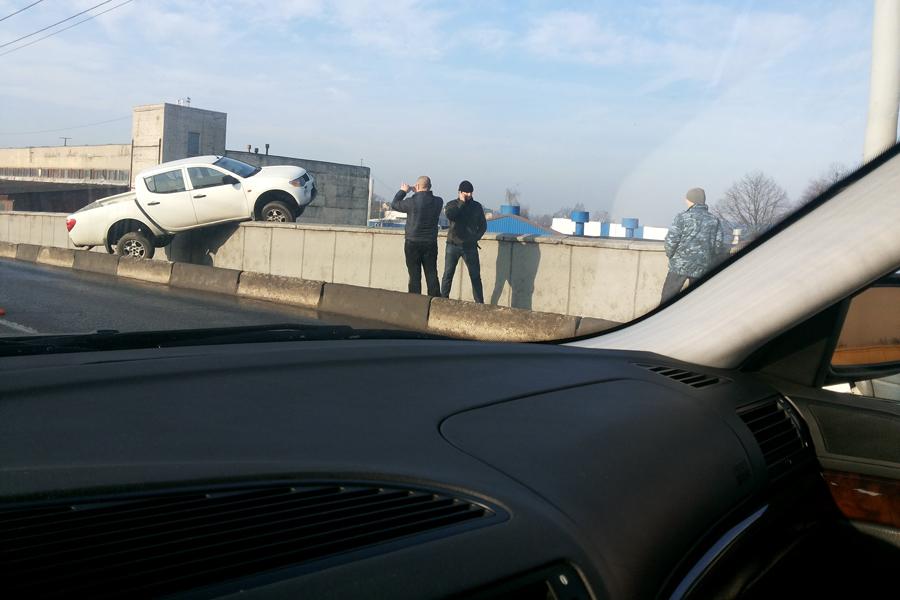 На Невского пикап едва не вылетел с моста, водители винят во всем гололед (фото)