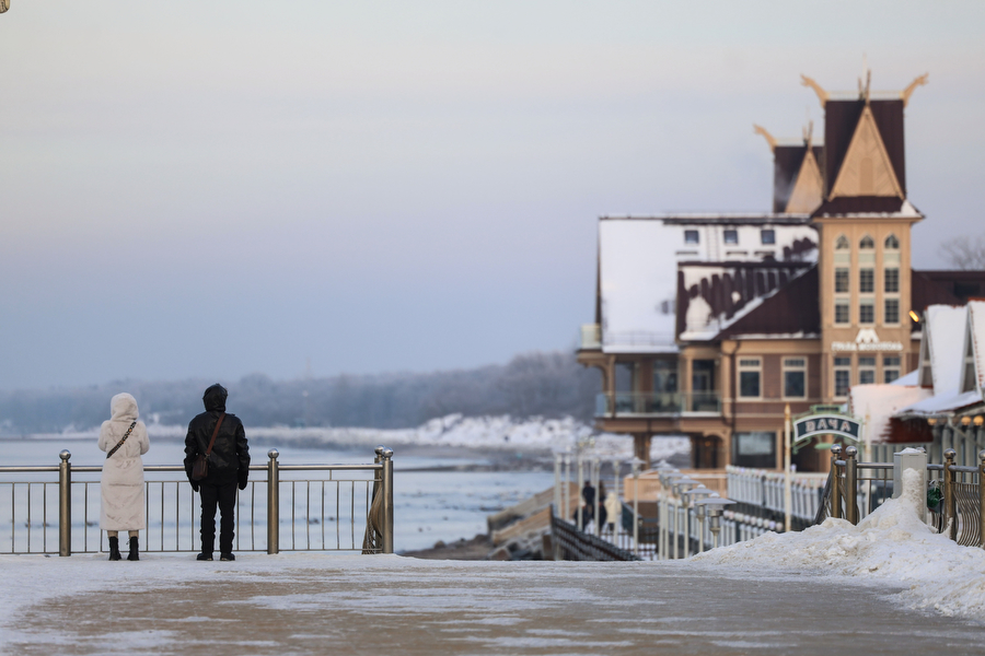 Мороз и море: как стихия украсила променад в Зеленоградске (фото)
