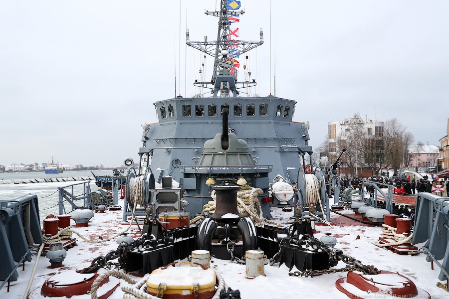 Стеклопластик и мины в грунте: в Балтийске в состав ВМФ поступил новый корабль (фото)