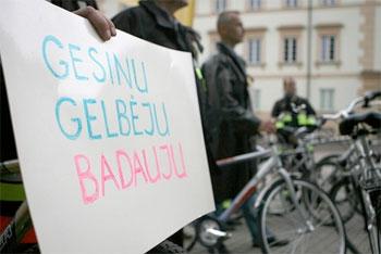 Литовские пожарные приехали митинговать к президенту на велосипедах