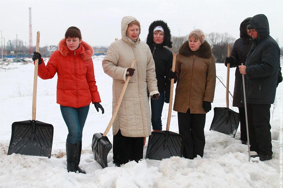 "В руки - лопаты": фоторепортаж "Нового Калининграда.Ru"