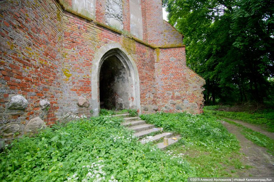 Часы и вороны: кирха в поселке Ушаково приходит в упадок