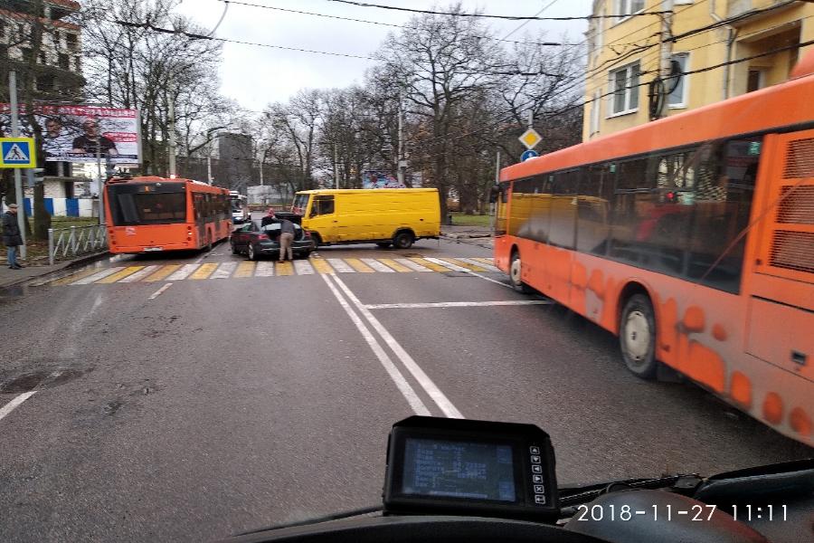 Авария у нового светофора на Горького-Юношеской перекрыла часть дороги (фото)