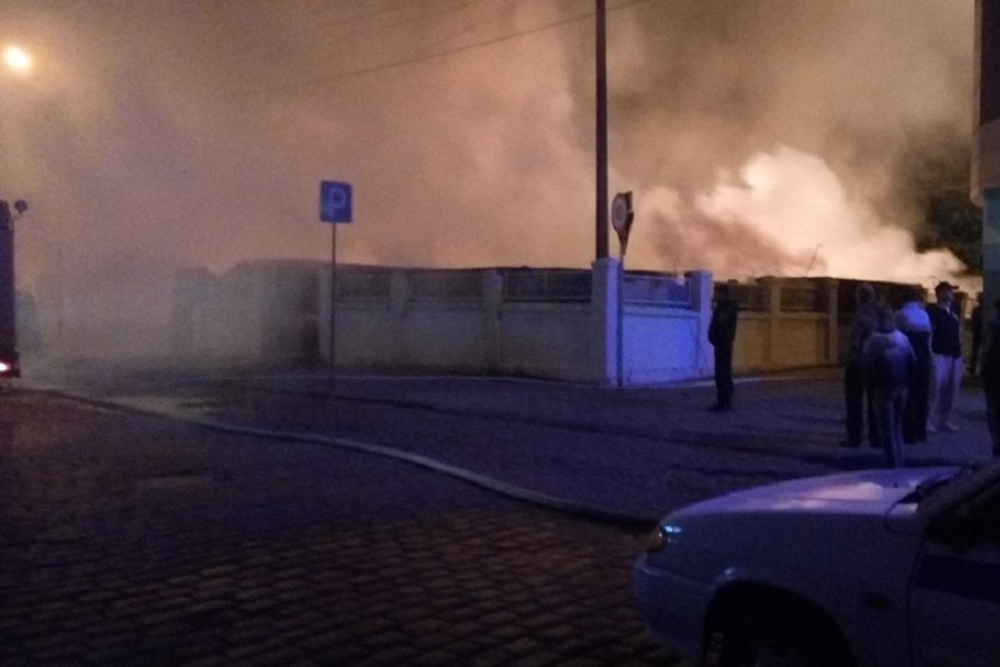 В Черняховске произошел пожар на рынке, который тушили 22 человека (фото)