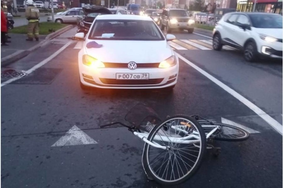 МЧС: в ДТП с участием велосипедиста на ул. Челнокова удалось спасти 2 человек