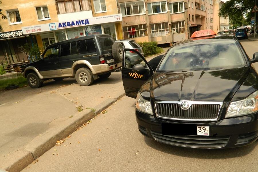За сутки в Калининграде под колеса автомобилей попали два пенсионера (фото)