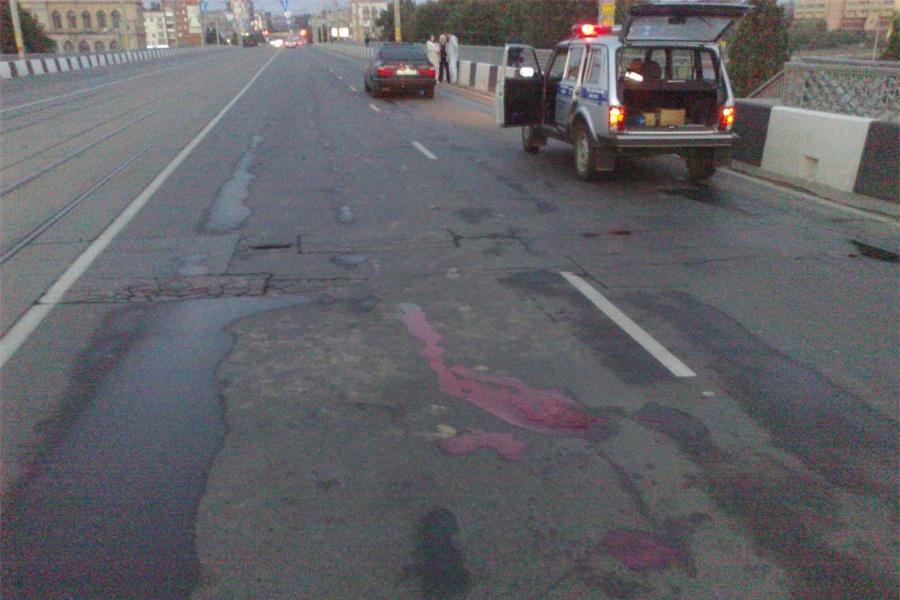 В Калининграде ночью автомобиль сбил насмерть пьяного на первой эстакаде (фото)