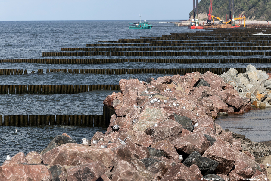 С видом на море и стройку: как выглядит пляж в Светлогорске этим летом