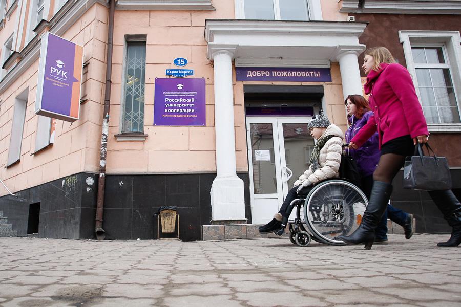 «Так и живем!»: как повернуть водителей троллейбусов Калининграда лицом к инвалидам