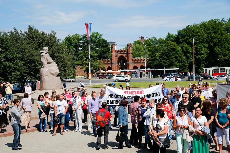 Между ямой и Китаем: как «янтарщики» на площади Василевского митинговали