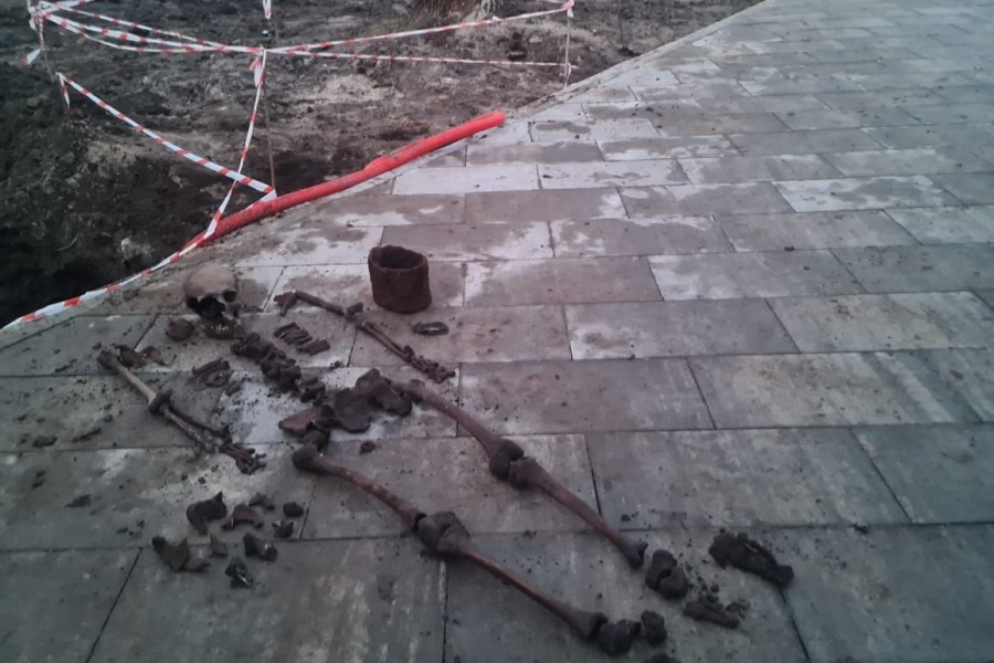 Возле корпуса БФУ строители обнаружили засыпанного в воронке красноармейца (фото)