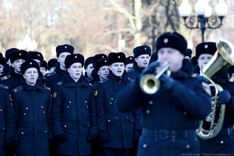 «Морозный гимн»: курсанты и школьники отметили День Конституции флешмобом
